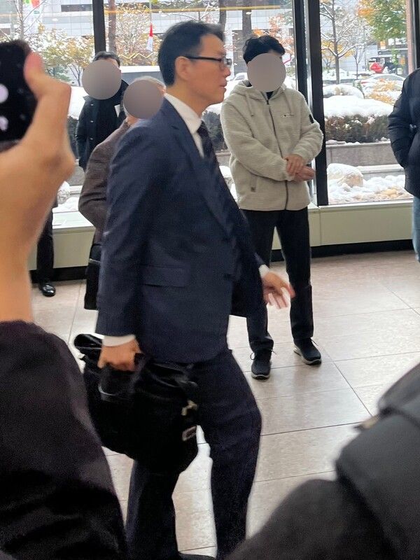 주주총회장으로 입장하는 임종훈 한미사이언스 대표