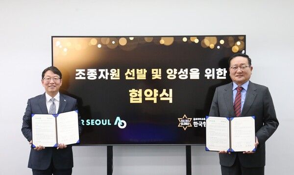 지난 28일 한국항공직업전문학교에서 진행된 '에어서울-한국항공직업전문학교 산학협력 업무협약(MOU) 체결식'에서 에어서울 선완성 대표이사(왼쪽)와 한국항공직업전문학교 신대현 대표가 기념 촬영을 하고 있다.&nbsp;/사진=에어서울