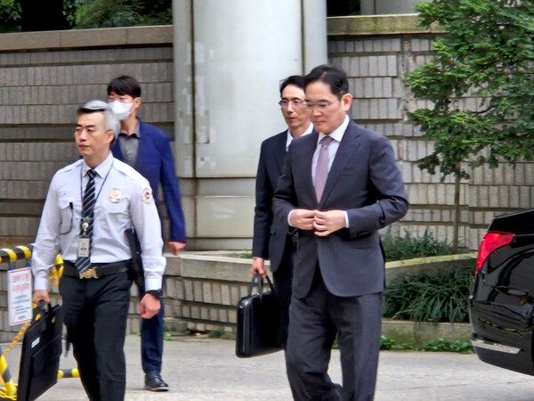 이재용 삼성전자 회장이 14일 서울 서초구 서울고등법원에서 열린 '부당 합병·회계 부정' 혐의 관련 2심 두번째 공판에 출석하기 위해 재판장으로 이동하고 있다. /사진=황재희 기자