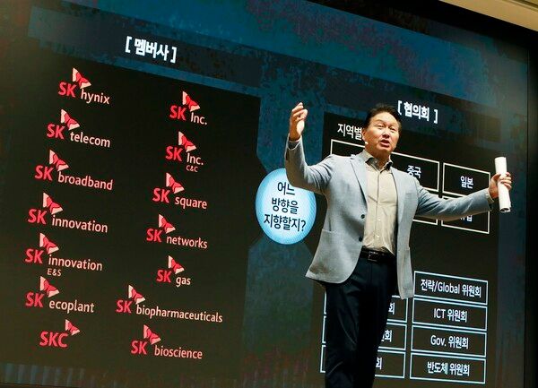 최태원 SK그룹 회장이 지난 2일 경기도 이천 SKMS연구소에서 열린 '2024 SK그룹 CEO세미나'에서 폐막 연설을 하고 있다. /사진=SK그룹