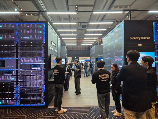 2024 SK AI 서밋에서 SK하이닉스의 HBM 등 주요 제품은 AI데이터센터를 본따 설계된 첫번째 전시존에 위치해 있다.&nbsp; / 사진=황재희 기자