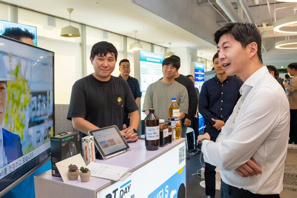 GS칼텍스 허세홍 사장(맨 오른쪽)과 임직원들이 GS칼텍스 제2회 딥트랜스포메이션데이에 참여하고 있다./사진=GS칼텍스