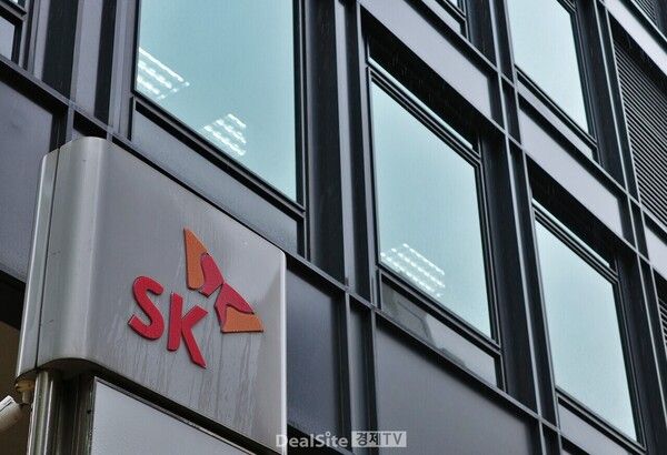 SK온이 올해 3분기 영업이익 240억원을 기록하면서 출범 이후 첫 분기 흑자를 달성했다. SK서린빌딩 외부의 SK그룹 기업이미지(CI). /사진=딜사이트경제TV