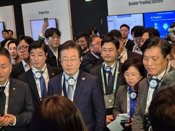 2024 SK AI 서밋에서 SK하이닉스의 HBM 제품을&nbsp; 관람하고 있는 이재명 더불어민주당 대표. / 사진=황재희 기자