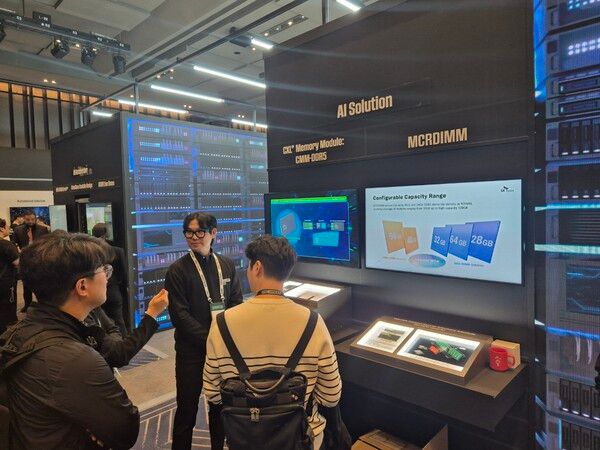 2024 SK AI 서밋에서 SK하이닉스는 HBM 외에도 다양한 AI 솔루션과 제품을 전시했다. / 사진=황재희 기자