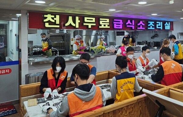 SK이노베이션 계열 구성원들이 서울 종로구의 한 급식소에서 취약계층 어르신의 식사를 위한 배식봉사를 하고 있다. /사진=SK이노베이션