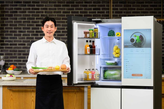 비스포크 AI 패밀리허브에는 터치스크린이 부착돼 레시피를 검색하고 다른 가전에 조리값을 전송할 수 있다. / 사진=삼성전자.