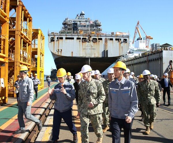 김동관 한화그룹 부회장(오른쪽)과 미국 해군 태평양함대 사령관 스티븐 쾰러 제독(가운데)이 거제사업장에서 정비 중인 '월리 쉬라'함 정비 현장을 둘러보고 있다. /사진=한화오션