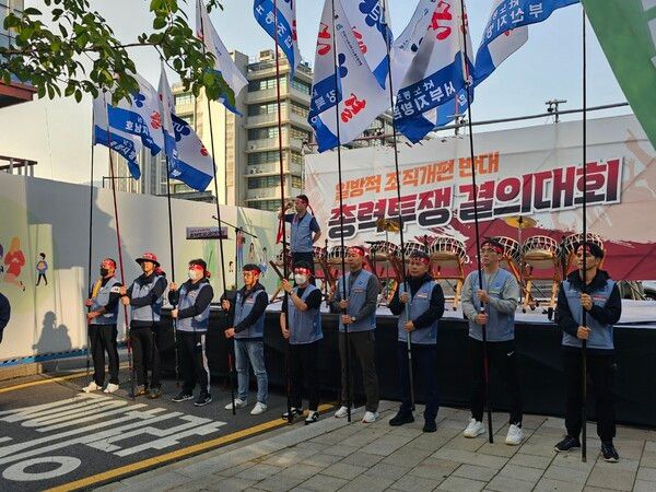 KT노동조합은 지난달 16일 오후 서울 KT 광화문 본사 앞에서 사측의 조직개편을 강력 규탄하는 '조합간부 총합투쟁 결의대회'를 열었다. / 사진=딜사이트경제TV