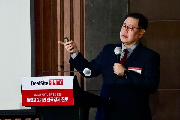 송재경 디멘젼투자자문 대표가 17일 서울 여의도 콘래드 호텔에서 열린 딜사이트경제TV 포럼에서 발표하고 있다. / 사진=김민영 기자.