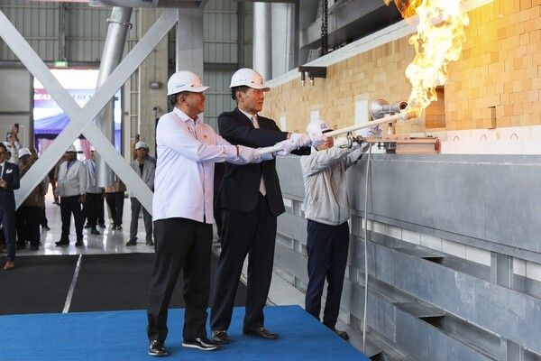 정몽익 KCC글라스 회장이 지난 10월 인도네시아 생산 법인 화입식에서 용융로에 불씨를 넣는 모습. /제공=KCC글라스