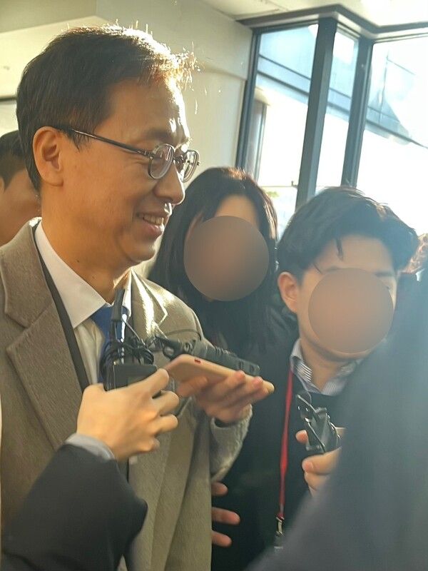 임시주주총회장으로 입장하고 있는 박재현 한미약품 대표 / 사진=현정인 기자