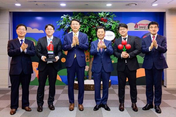 김병준 사회복지공동모금회 회장(왼쪽 네번째)과 장석훈 삼성사회공헌업무총괄 사장(왼쪽 세번째), 박범철 삼성전자 DS부문 사원대표(왼쪽 두번째), 서준영 삼성전자 DX부문 사원대표(왼쪽 다섯번째), 황인식 사회복지공동모금회 사무총장(오른쪽), 제현웅 삼성글로벌리서치 CSR 연구실장 부사장. /사진=삼성전자