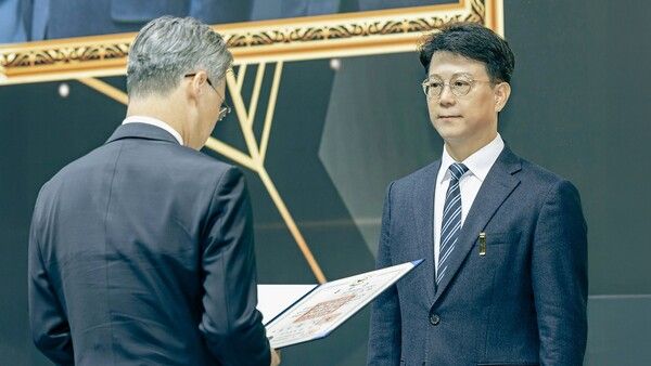 (오른쪽) 김춘환 부사장. /사진= SK하이닉스