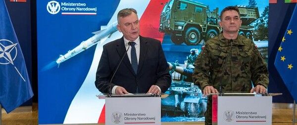 폴란드 국방부 인사들이 2일(현지 시간) 언론 브리핑에서 K9 자주포와 '천무' 발사대 2차 실행 계약 최종 발효 등을 밝히고 있다. (제공=폴란드 정부)