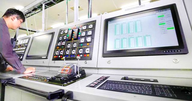 한화시스템 연구원이 통합 기관 제어 체계(ECS)를 점검하는 모습. /제공=한화시스템