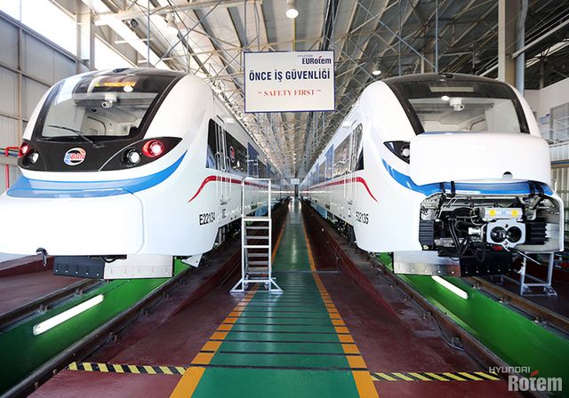 현대로템의 튀르키예 철도 차량 제조 법인에서 전동차를 생산하고 있다. 제공=현대로템