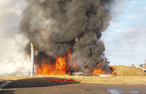 29일 전남 무안국제공항에서 승객과 승무원 181명이 탑승한 여객기가 추락해 불길이 치솟고 있다. (제공=전남소방)