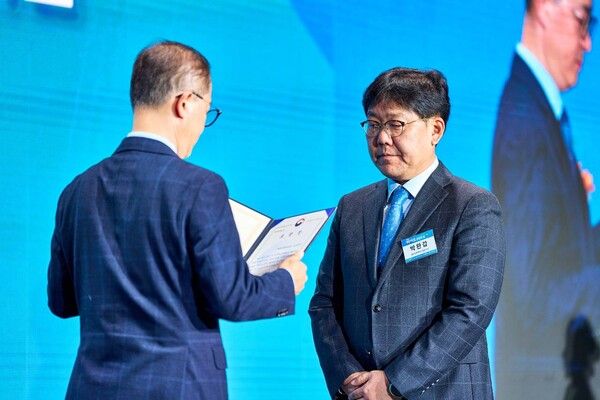 종근당바이오가 '2024 바이오산업의 날' 행사에서 산업통상자원부 장관상을 수상했다. 왼쪽부터 박완갑 종근방바이오 대표, 이승렬 산업통상자원부 실장 / 사진=종근당바이오