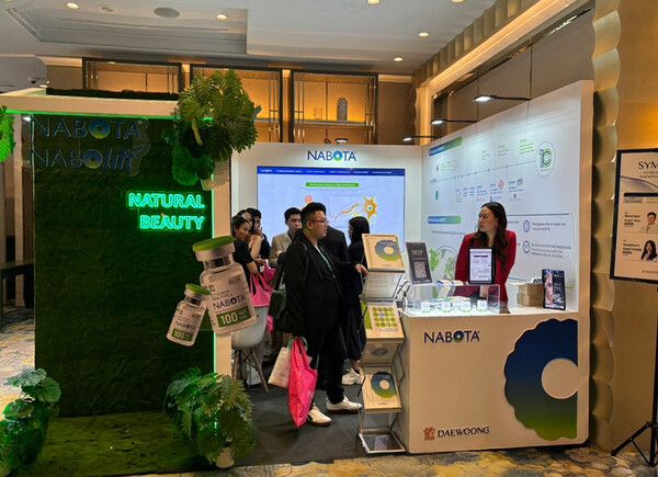 지난달 21~23일 태국 방콕에서 개최된 '미용성형학회'에서 의료진들이 나보타 부스에 방문했다.&nbsp; / 사진=대웅제약