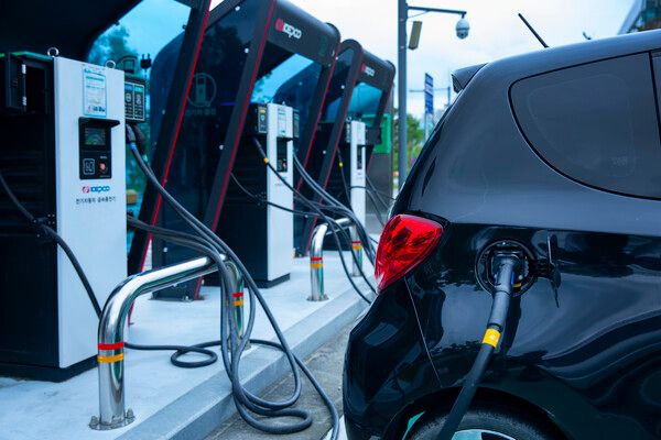 전기차 충전소에서 충전을 진행중인 차량의 모습. 사진=이미지투데이