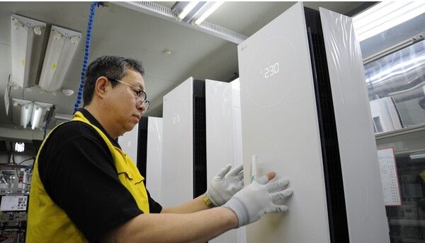 LG전자 직원이 에어컨 생산라인에서 ‘LG 휘센 에어컨’을 생산하고 있는 모습./사진=LG전자