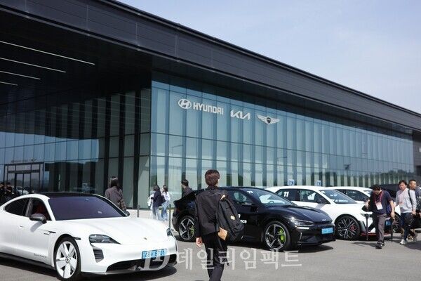 지난 17일 충청남도 태안 '한국테크노링'의 'HMG(Hyundai Motor Gruop, 현대자동차그룹) 존' 앞에 시승용 자동차들이 자리한 모습. 현대자동차그룹이 한국타이어앤컴퍼니로부터 대여해 사용 중인 건물이다. /사진=김현일 기자