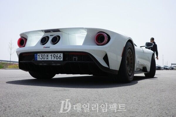 지난 17일 충청남도 태안 '한국테크노링'에서 만난 포드의 레이싱용 슈퍼카 '포드 GT' 2세대 모델 뒷모습. 동그란 테일라이트는 불이 켜지면 당장이라도 튀어나갈 듯 새빨갛게 변한다. /사진=김현일 기자