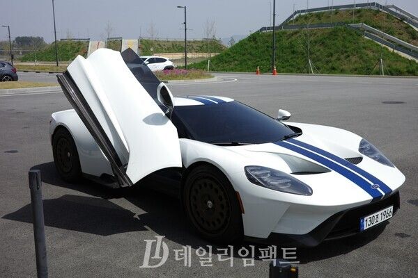 지난 17일 충청남도 태안 '한국테크노링'에서 만난 포드의 레이싱용 슈퍼카 '포드 GT' 2세대 모델. 문에 달린 경첩이 회전함과 동시에 앞으로도 돌아가며 두 짝의 문이 모두 열렸을 경우 나비를 위에서 본 모양과 같은 형상을 이루는 '버터플라이 도어'가 특징. /사진=김현일 기자
