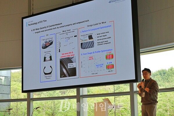 지난 16일 대전광역시 유성구 '한국테크노돔'에서 진행된 '2024 한국 익스피리언스 데이'에서 정문철 한국타이어앤컴퍼니 PCR(Passenger Car Radical, 승용차용 타이어)모델 프로젝트리더가 발표를 진행중인 모습. /사진=김현일 기자