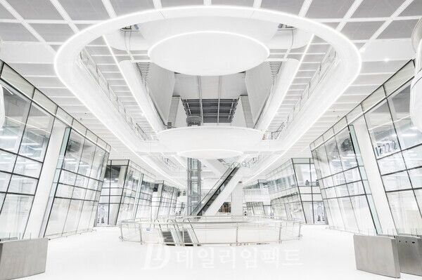 대전광역시 유성구 소재 한국타이어앤컴퍼니의 연구개발시설 '한국테크노돔' 내부. 전체적으로 흰색과 유리의 투명함이 어우러져 미래지향적인 분위기를 조성하고 있다. /사진=한국타이어앤컴퍼니