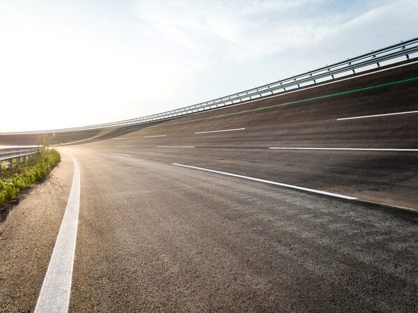 충청남도 태안 소재 한국타이어앤컴퍼니 주행시험장 '한국테크노링' 내부의 고속주회로 '하이스피드 오벌' 중 코너 구간의 모습. 최대 경사도(뱅크각)가 42도로, 엄청난 시속을 내는 것과 동시에 급격한 중력가속도인 ‘G-포스’를 경험할 수 있다는 점이 특징. /사진=한국타이어앤컴퍼니