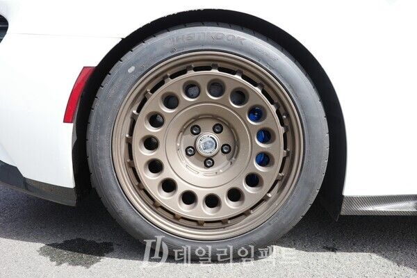 테크노링의 스포츠카 '포드 GT'에 탑재돼 있던 한국타이어앤컴퍼니 초고성능 스포츠 타이어 '벤투스 S1 EVO Z'. 모터스포츠용 고성능 차량을 위해 지구상에서 현존하는 가장 강한 고분자 섬유 소재(강철의 5배)인 '파라 아라미드'등을 더해 제동력과 고속주행 안정성이 극대화된 것이 특징. /사진=김현일 기자