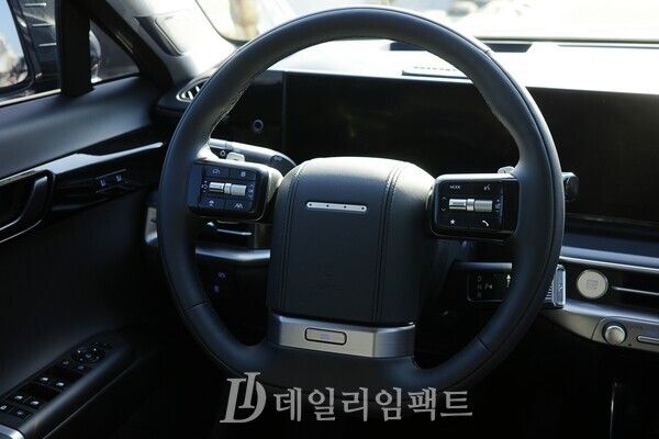 그랜져 캘리그래피 트림 운전대. 하단의 드라이브 모드 버튼을 눌러 가속을 우선시한 '스포츠 모드', 연비를 우선시한 '에코 모드' 등으로 진입이 가능하다. /사진=김현일 기자
