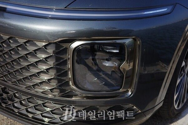 현대자동차 준대형 세단 '그랜저' 가솔린 2.5 모델 캘리그래피 트림 전면부 확대 사진. 길게 이어진 헤드라이트와 그 아래 자리한 캘리그래피 트림 전용 파라메트릭 패턴 그릴, 티탄 크롬 범퍼 가니쉬 등이 멋스럽다. /사진=김현일 기자