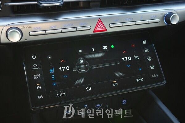 그랜져 캘리그래피 트림에 기본으로 탑재된 10.25인치 풀터치 방식 공조 컨트롤러. 처음에는 바람이 나오는 애니메이션이 나오다가 중간에는 멈춘다. 해당 부분을 터치해 직접 손가락으로 움직이며 송풍 방향을 조절하는 기능은 없다. /사진=김현일 기자