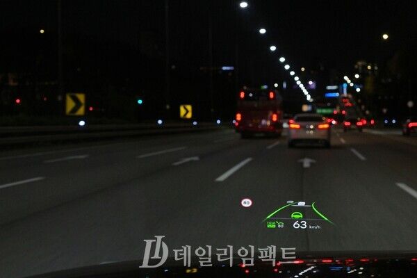 고속도로에서 그랜져 캘리그래피 트림으로 주행보조 기능을 활용중인 모습. 초록색으로 핸들 보조 및 차선 유지 기능이 가동되고 있음을 보여준다. /사진=김현일 기자