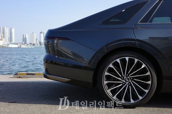 그랜져 가솔린 2.5 모델 캘리그래피 트림 우측 후면부 확대 사진. 20인치 휠 전용 알로이휠에 피렐리의 사계절 타이어인 P ZERO All Season(피제로 올시즌) 타이어가 끼워져 있다. /사진=김현일 기자