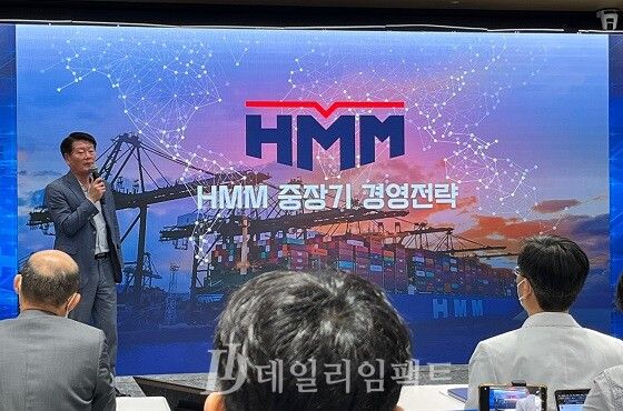 지난 2022년 7월 14일 서울 여의도 파크원타워 HMM 본사에서 열린 HMM 중장기 경영전략 설명회에서 김경배 HMM 사장이 인사를 건네는 모습. /사진=김현일 기자