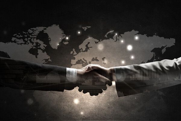 세계지도를 배경으로 두 사람이 악수를 나누고 있는 이미지. 설명을 돕기 위한 이미지로, 본 기사와 무관함. /사진=이미지투데이