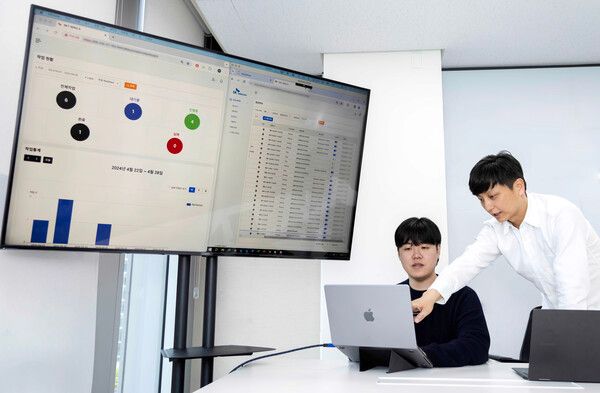 &nbsp;SKT 구성원들이 ‘AI 오케스트레이터’를 사용해 전국 유선망 네트워크를 점검하고 있는 모습. /사진=SKT