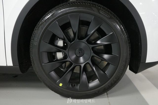 '모델 Y' 롱 레인지 듀얼 모터 모델에 장착된 20인치 인덕션 휠. 기본 사양이 아니라 옵션 선택 사양으로, 257만1000원을 추가로 결제해야 한다. /사진=김현일 기자