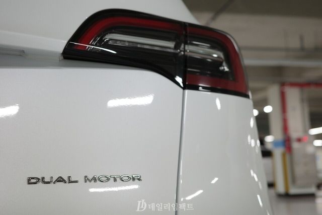 '모델 Y' 롱 레인지 듀얼 모터 우측 후면부에 부착된 레터링. '듀얼 모터(Duel Motor)'는 모터가 두 개 있다는 뜻으로, 차량 전면과 후면에 각각 하나씩 탑재돼 출력 향상을 돕는다. /사진=김현일 기자