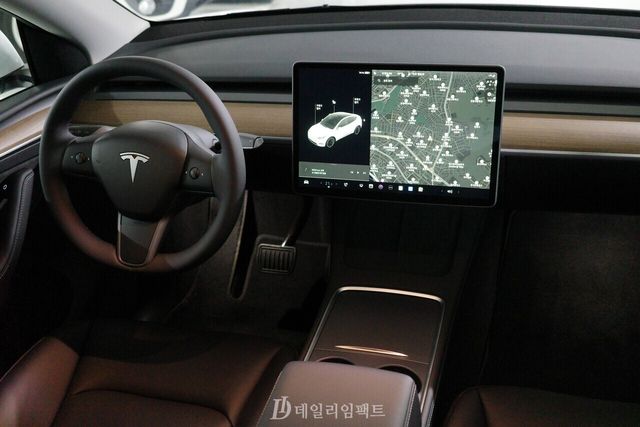 '모델 Y' 롱 레인지 듀얼 모터 트림 1열. 동그란 스티어링 휠과 넓은 디스플레이의 인포테인먼트 시스템, 물리 버튼을 최소화해 깔끔해진 실내가 돋보인다. /사진=김현일 기자
