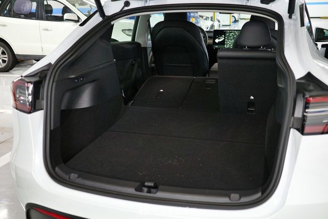 '모델 Y' 롱 레인지 듀얼 모터 트렁크 내부. 트렁크 자체도 깊고 큰 데다 2열을 젖힐 경우 이론상 차박도 가능은 하다. /사진=김현일 기자