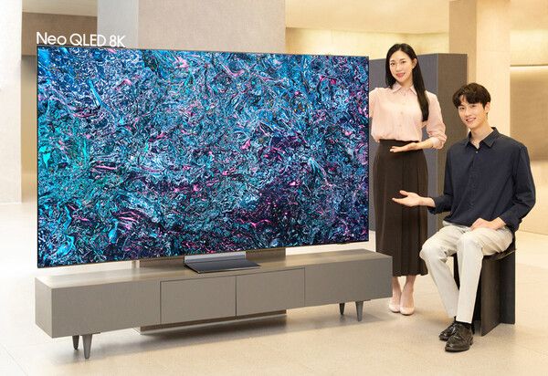 삼성전자 모델이 역대급 성능의 '3세대 AI 8K 프로세서'를 탑재한 2024년형 Neo QLED 8K TV 신제품을 소개하고 있다. /사진=삼성전자