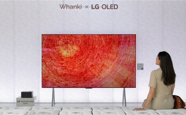 LG전자가 2일(美 동부 현지시간)부터 열리는 ‘프리즈 뉴욕’에서 김환기의 작품을 공감지능(AI) TV ‘LG 올레드 에보’의 미디어아트로 선보인다. /사진=LG전자