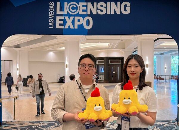 LG유플러스 직원이 ‘2024 라이선싱 엑스포(Licensing Expo)’에서 기념사진을 촬영하고 있는 모습. /사진=LGU+