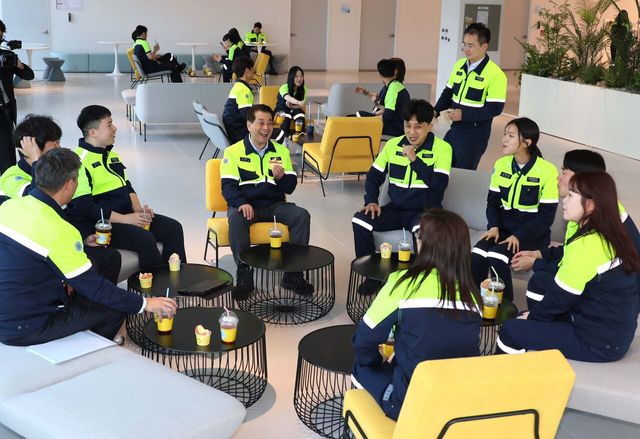 지난 21일 장인화 포스코그룹 회장이 세종특별자치시 소정면 소재 포스코퓨처엠 천연흑연 음극재 공장에서 열린 직원 간담회에서 직원들과 이야기를 나누고 있다. /사진=포스코홀딩스