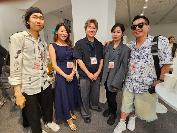 27일 하이서울쇼룸 이전 개관 기념 행사장에서 서울패션위크에 참여했던 하이서울쇼륨 소속 디자이너들이 브랜드 제품을 전시했다.&nbsp;